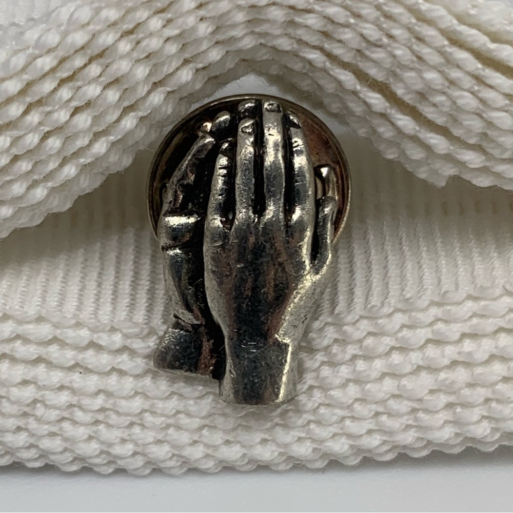 Pewter Praying 🙏🏻 hands pin / Brooch